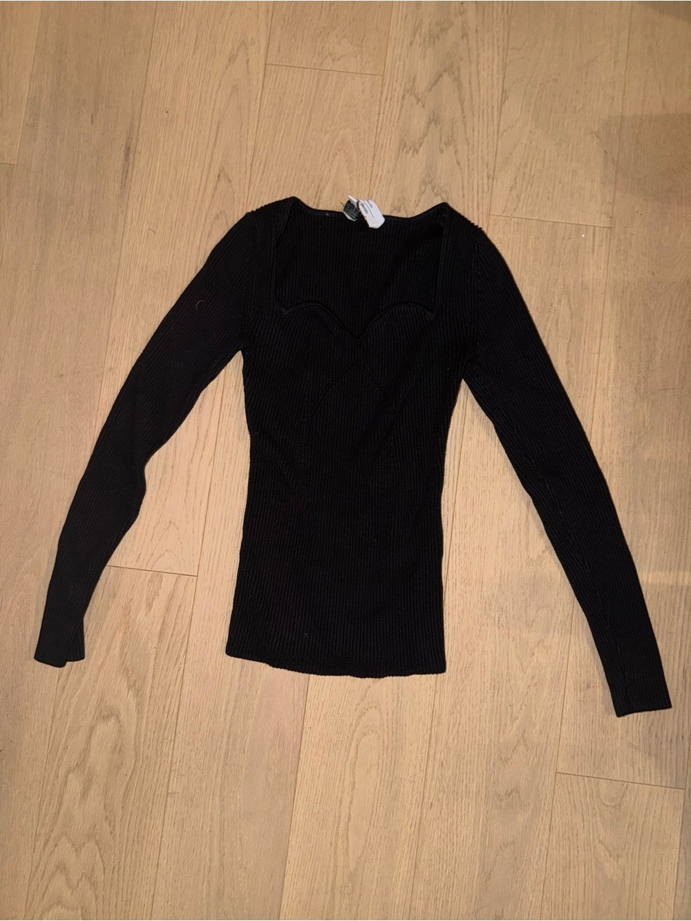 Fitted Black Ribbed Long-Sleeve Sweater with Sweetheart Neckline